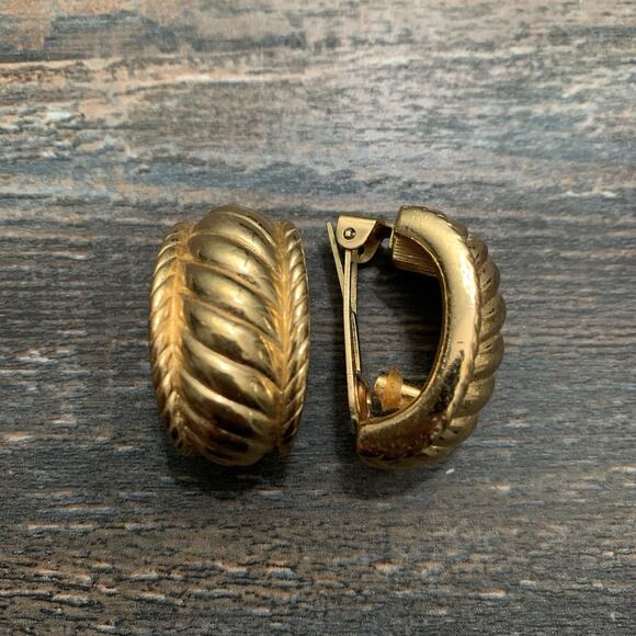 Christian Dior Clip On Gold Tone Earrings Vintage "Same Day Shipping" - Picture 1 of 8